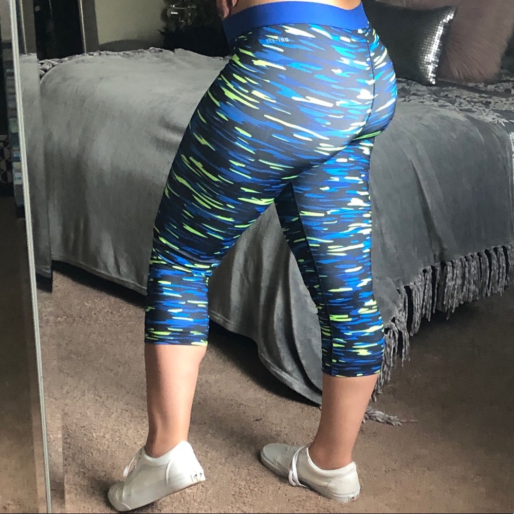 Women’s Nike Pro Dry Fit Leggings 💙💚